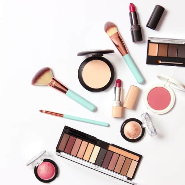 7 niezbędnych kosmetyków do makijażu, które warto mieć w swojej kosmetyczce