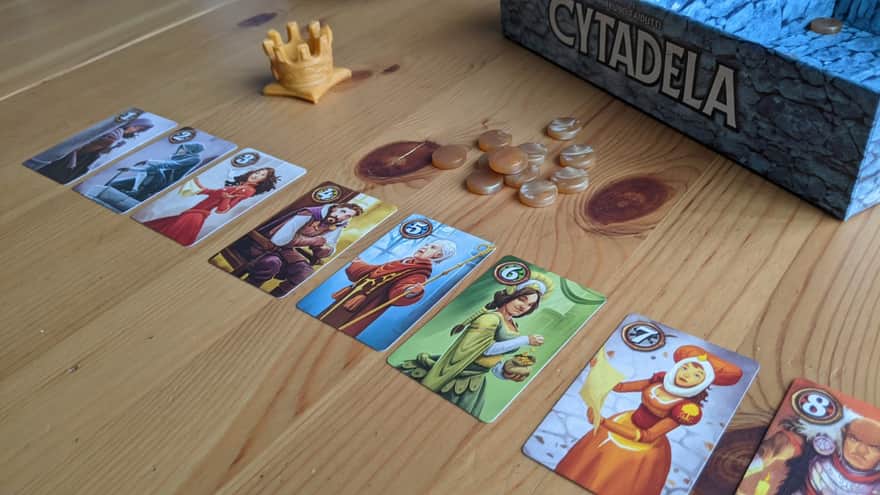 Gra karciana Cytadela - karty postaci, które trzymamy na stole