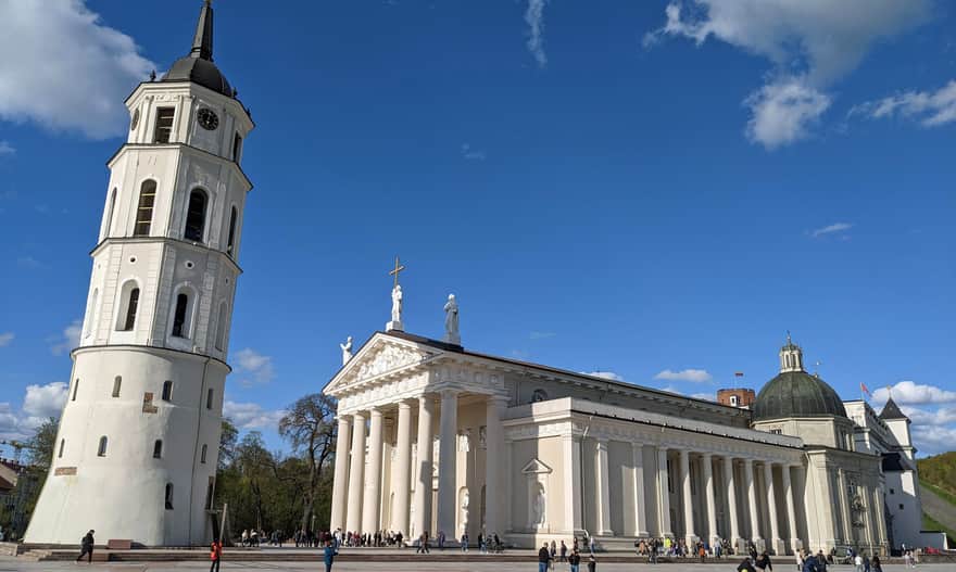 Plac Katedralny w Wilnie: Dzwonnica, Katedra, w tle: Wieża Giedymina i zrekonstruowany Dolny Zamek