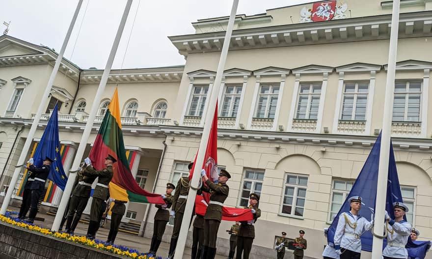 Uroczysta zmiana flag przed Pałacem Prezydenckim w Wilnie