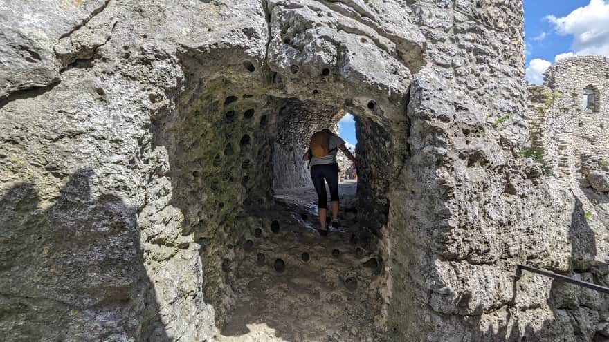 Przejście do najstarszej części zamku oraz dziury - otwory po wiertłach górniczych