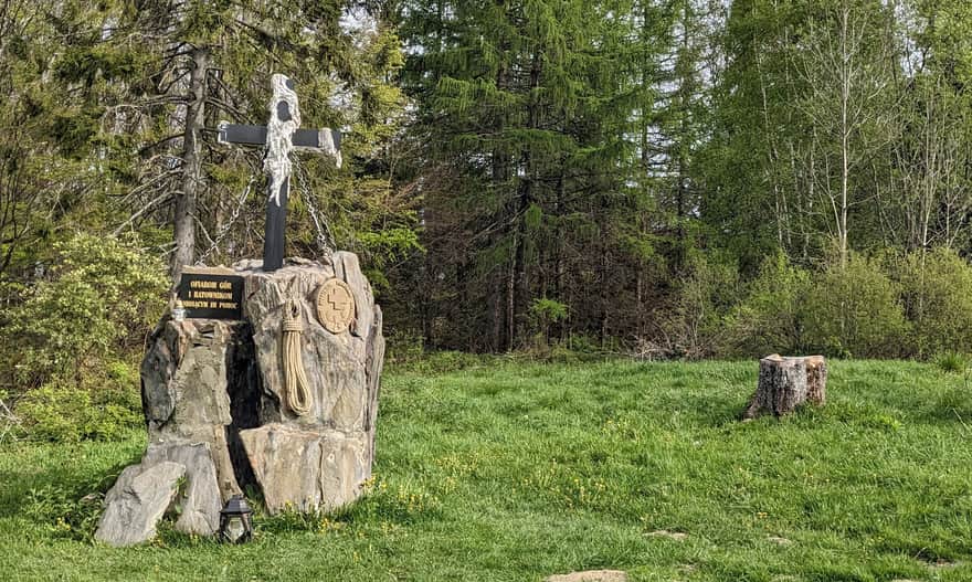 Pomnik "Ofiarom gór i ratownikom niosącym im pomoc" na Przełęczy Wyżnej