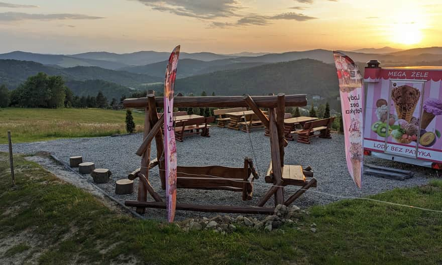 Widokowy sezonowy punkt gastronomiczny (ok. 10 min. od wieży na Malniku)