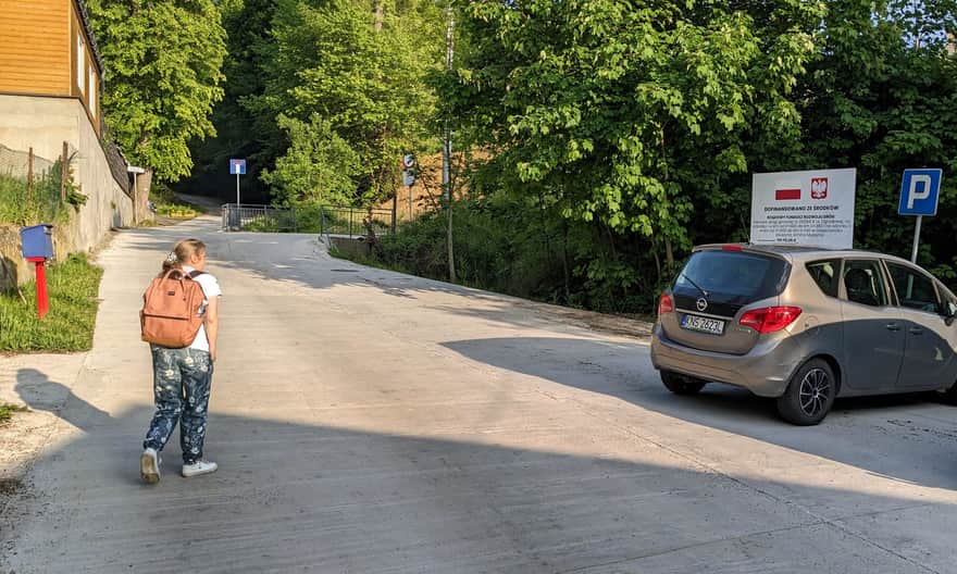 Parking przy szlaku na Malnik - rozejście żółtego szlaku i wygodnej drogi przez pola