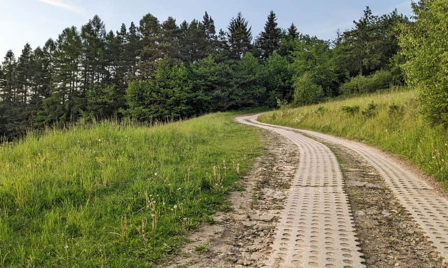 Convenient road to the lookout tower on Malnik