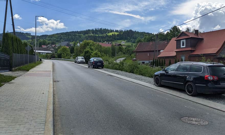 Poniatowskiego Street in Rabka Słone. Ahead of us is the Przysłop Glade, Maciejowa, and the former ski slope we will walk on.