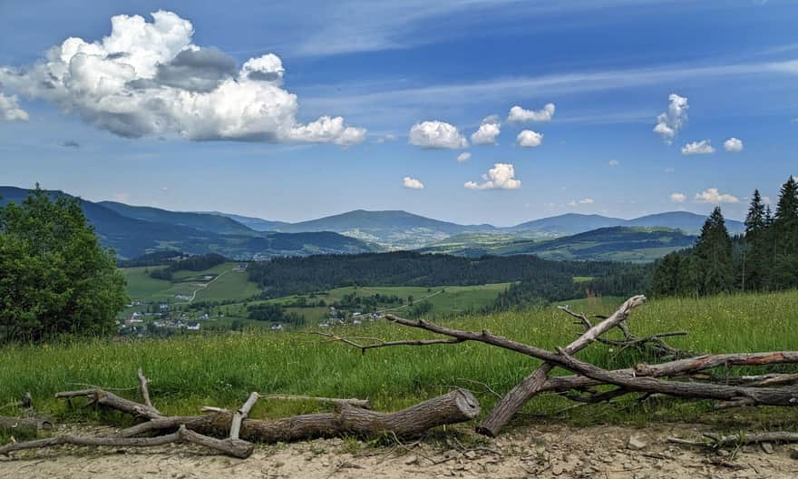 View from the upper station of the inactive ski lift to the north (Beskid Wyspowy)