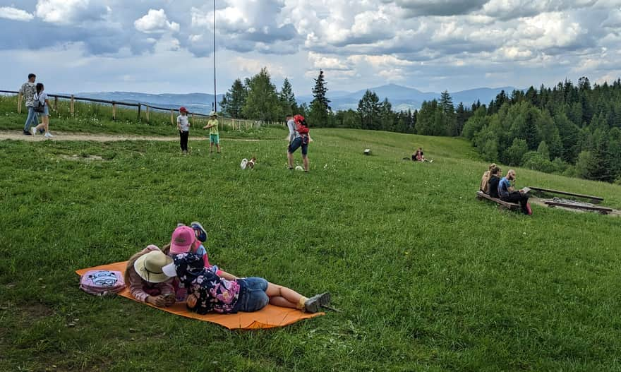 Widok z Maciejowej na zachód: pasmo Bukowińskiego Wierchu, Babia Góra, Polica