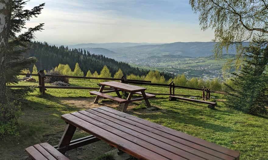 Benches near the shelter on Maciejowa - View to the northwest