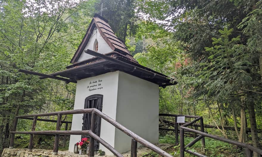 Zielony szlak z Krościenka na Sokolicę: kapliczka Św. Kingi