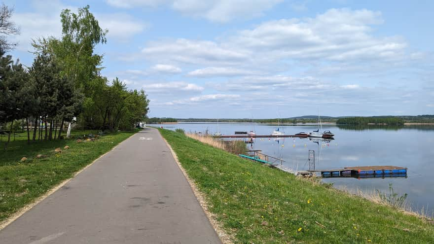 Walking and biking path along Pogoria IV