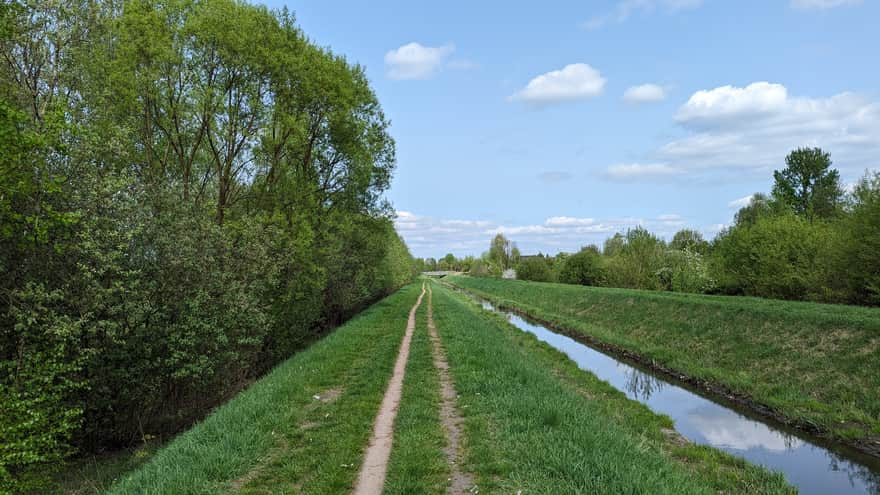 Trasa rowerowa przy wschodnim brzegu zbiornika Pogoria IV