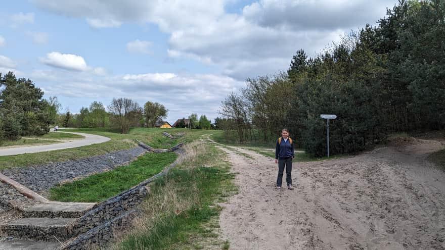 Trasa rowerowa przy wschodnim brzegu zbiornika Pogoria IV