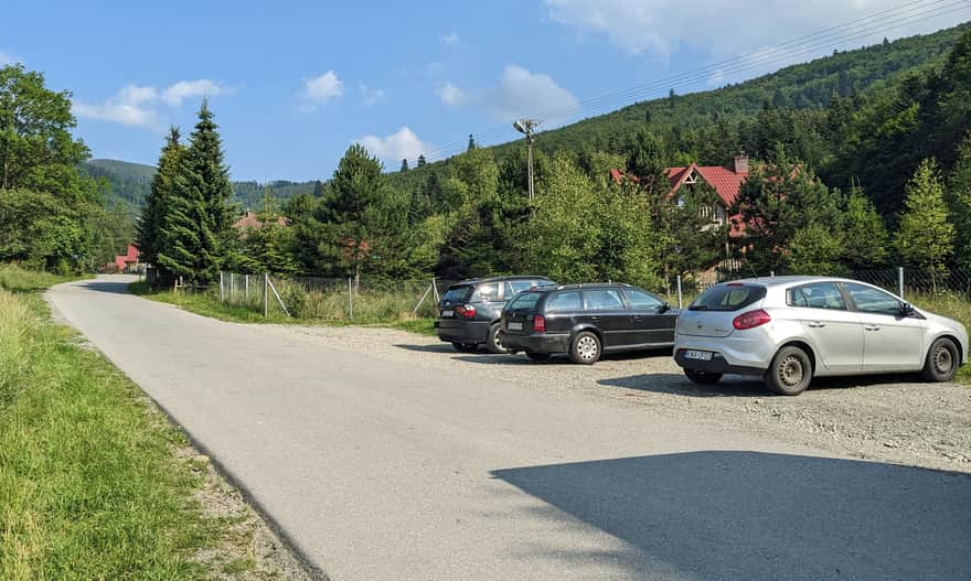 Parking przy niebieskim szlaku do wodospadu na Mosornym Potoku i na Mosorny Groń