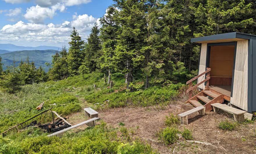 Cyl Hali Śmietanowej, Kiczroka. Wiata i widok na Beskid Śląski