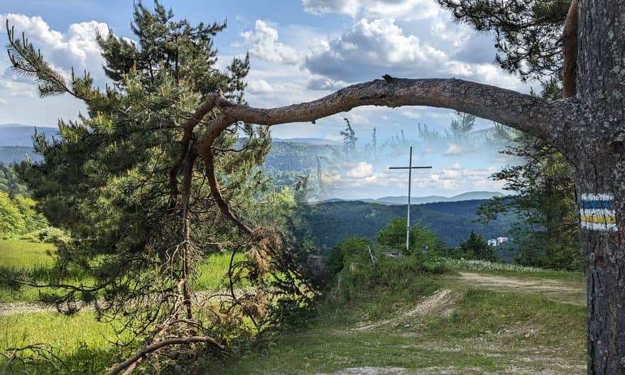 Niebieski i żółty szlak na Górę Krzyżową i do wieży Słotwiny