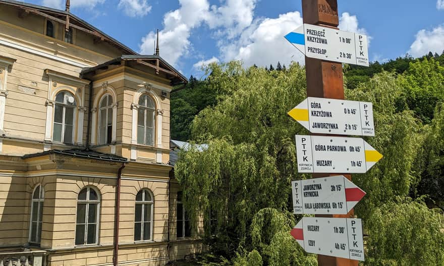 Trail intersection near the spa promenade in Krynica-Zdrój