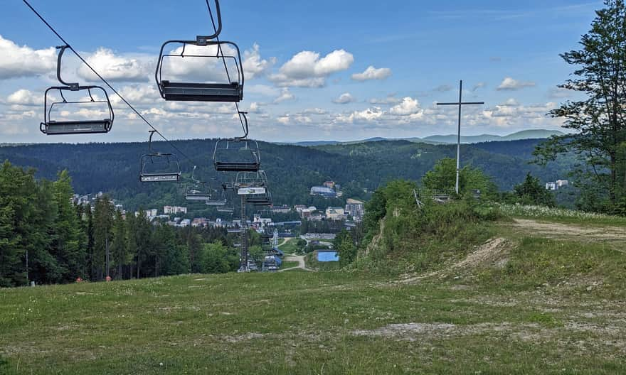 Góra Krzyżowa, 812 m n.p.m. - widok na Krynicę-Zdrój, górna stacja wyciągu Henryk oraz pamiątkowy krzyż