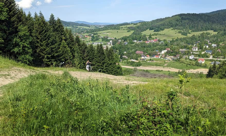 Widok z łąki na szczycie stoku narciarskiego