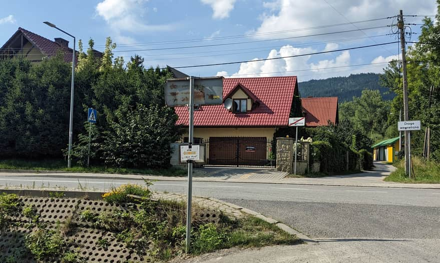 Blue Trail in Rabka Zaryte - at this point, opposite Żabka, the signs turn from the main road towards Luboń Wielki