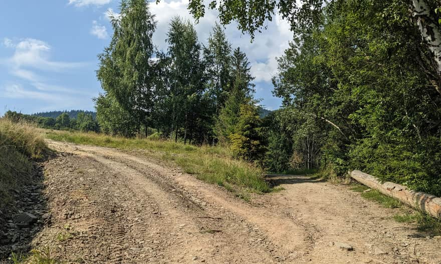 Blue Trail: Rabka Zaryte - Luboń Wielki. Here, we go straight (road on the right)