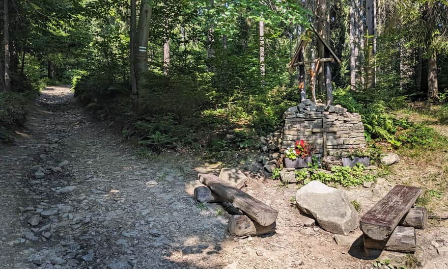 Chapel and benches on the Blue Trail from Rabka Zaryte to Luboń Wielki