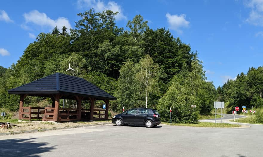 Parking at Przysłup Pass, right next to the Szczerbanówka Tower